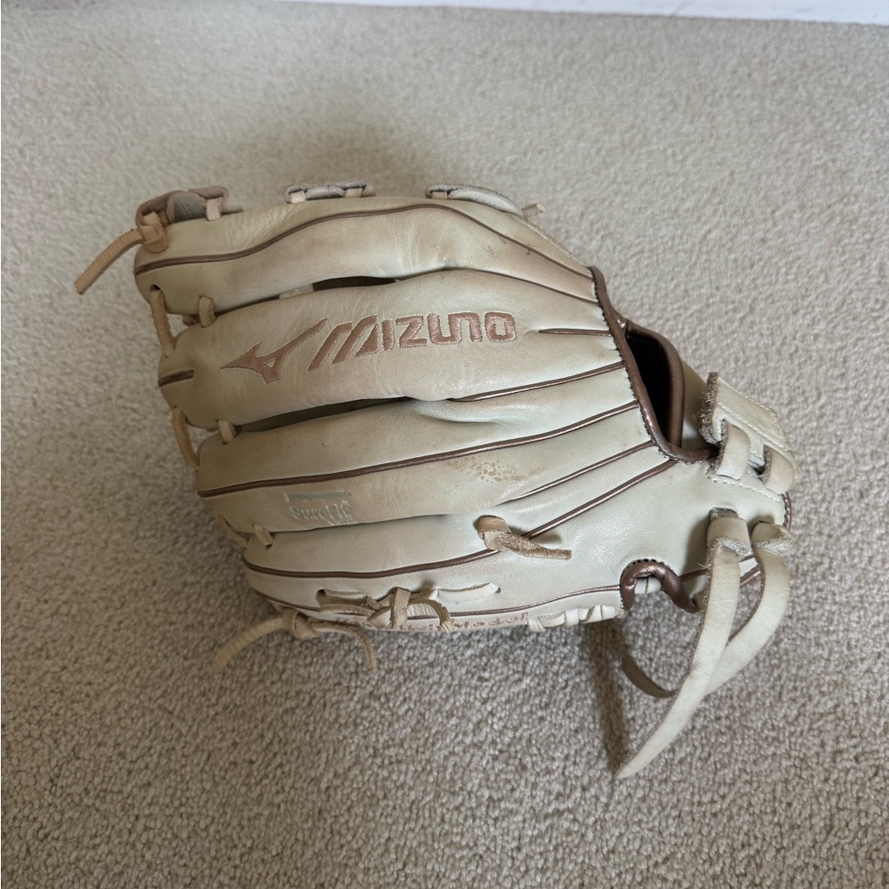 Mizuno Cream Softball Glove